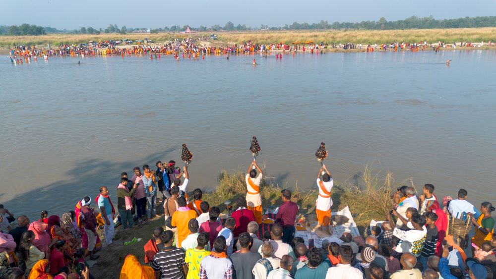 भूत-प्रेत हट्ने विश्वासले कमला नदीमा स्नान गर्नेहरूको घुइँचो    