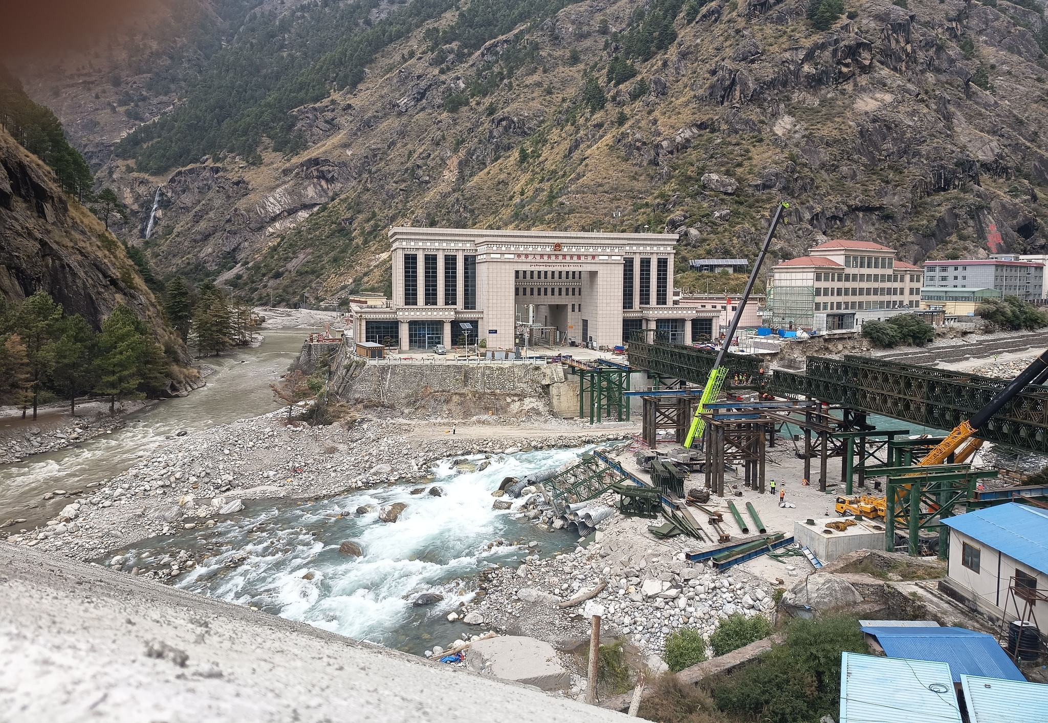 पाँच महिनादेखि केरुङ नाका बन्द हुँदा चीनबाट सामान आयातमा समस्या        