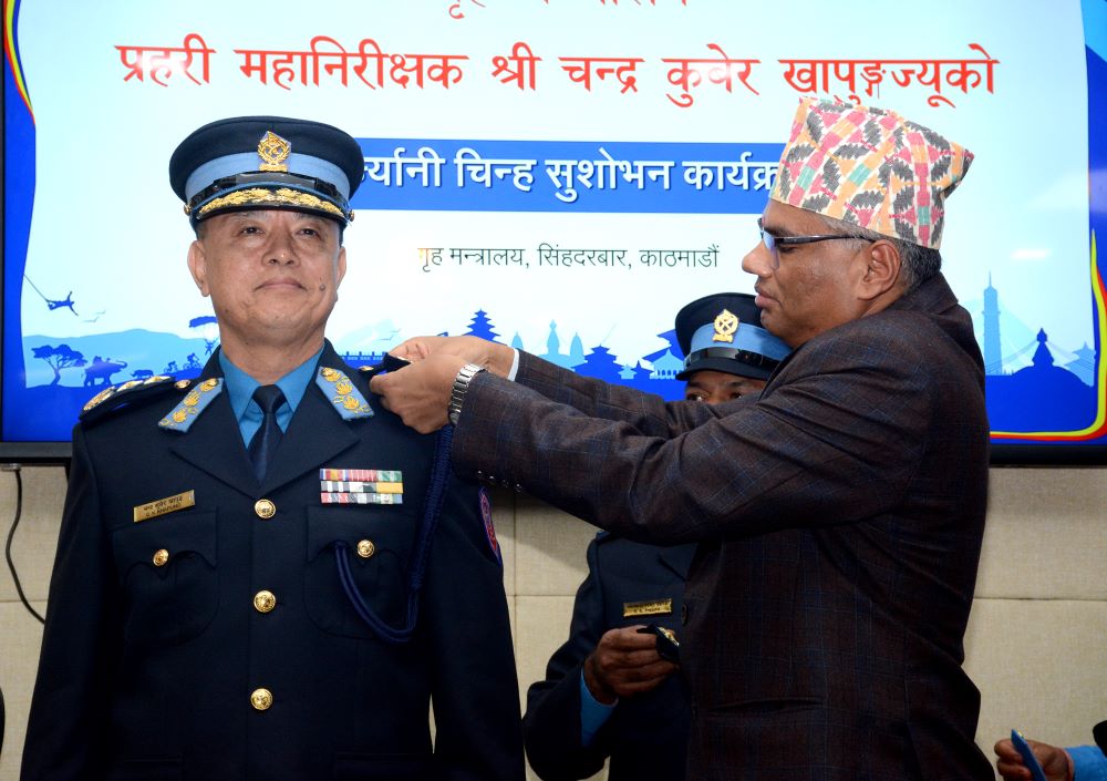 नवनियुक्त प्रहरी महानिरीक्षक खापुङलाई दर्ज्यानी चिह्न