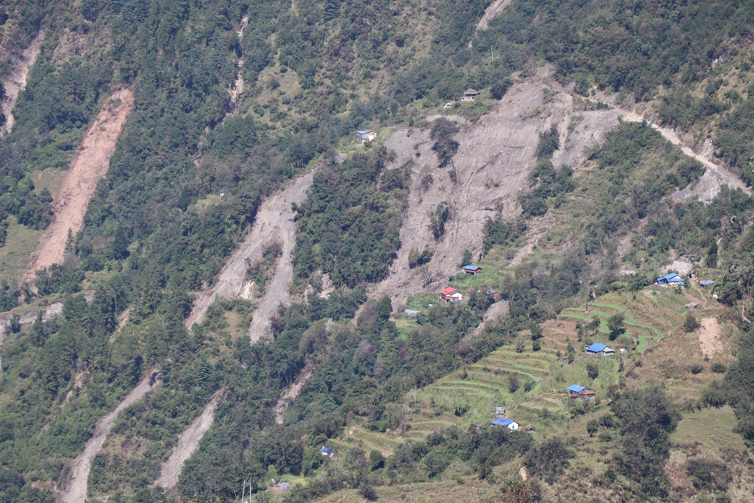 शिखका पहिरो प्रभावित भन्दछन्, ‘आश्रयस्थल भन्दा खाली घरमा बस्न सहज भयो’   