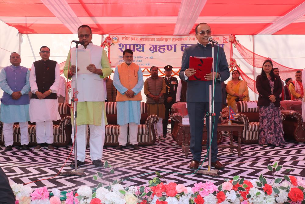 मधेसका नवनियुक्त मुख्यमन्त्री यादवसहित मन्त्रीद्वारा शपथग्रहण    