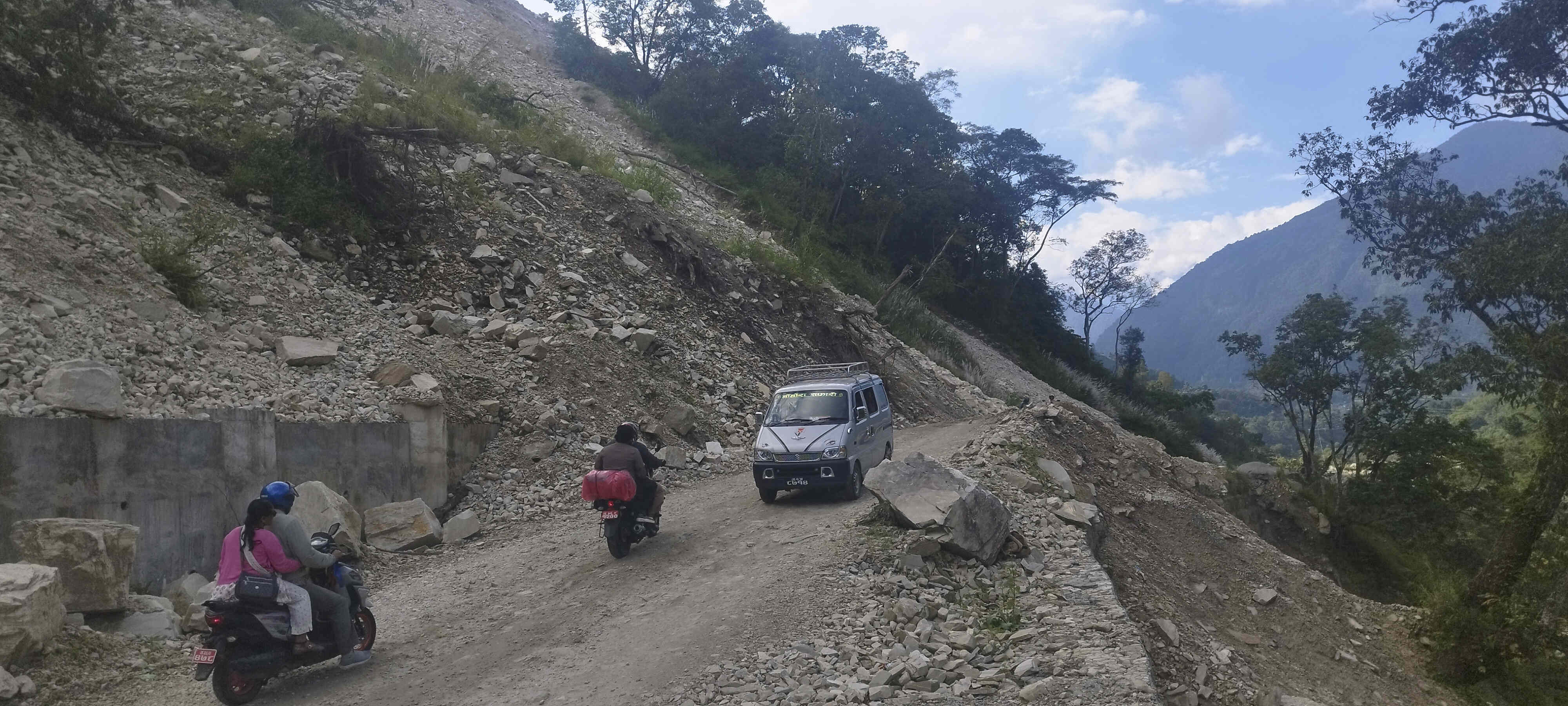 बेँसीसहर-चामे सडकमा जोखिम कायमै, ३५ स्थानमा बाढीपहिरोको क्षति