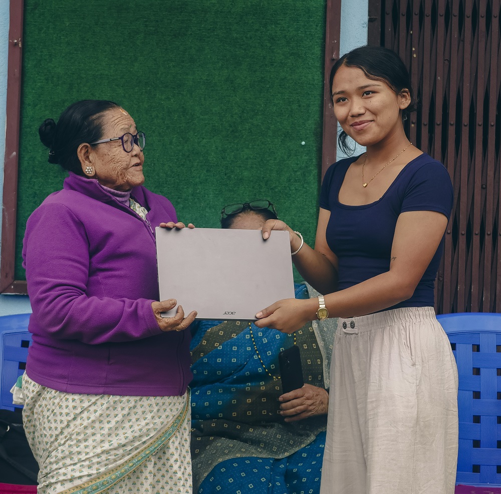 स्वरोजगार प्रवर्द्धनका लागि इलाम नपाद्वारा २० जना उद्यमीलाई ल्यापटप वितरण