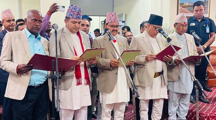 लुम्बिनी प्रदेश सरकारका नवनियुक्त मन्त्रीको शपथ    