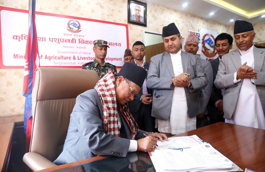 कृषिमन्त्री परियारद्वारा पदभार ग्रहण   