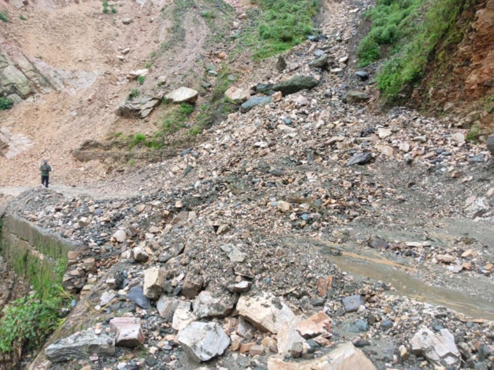 पहिरोले महाकाली लोकमार्ग अवरुद्ध    