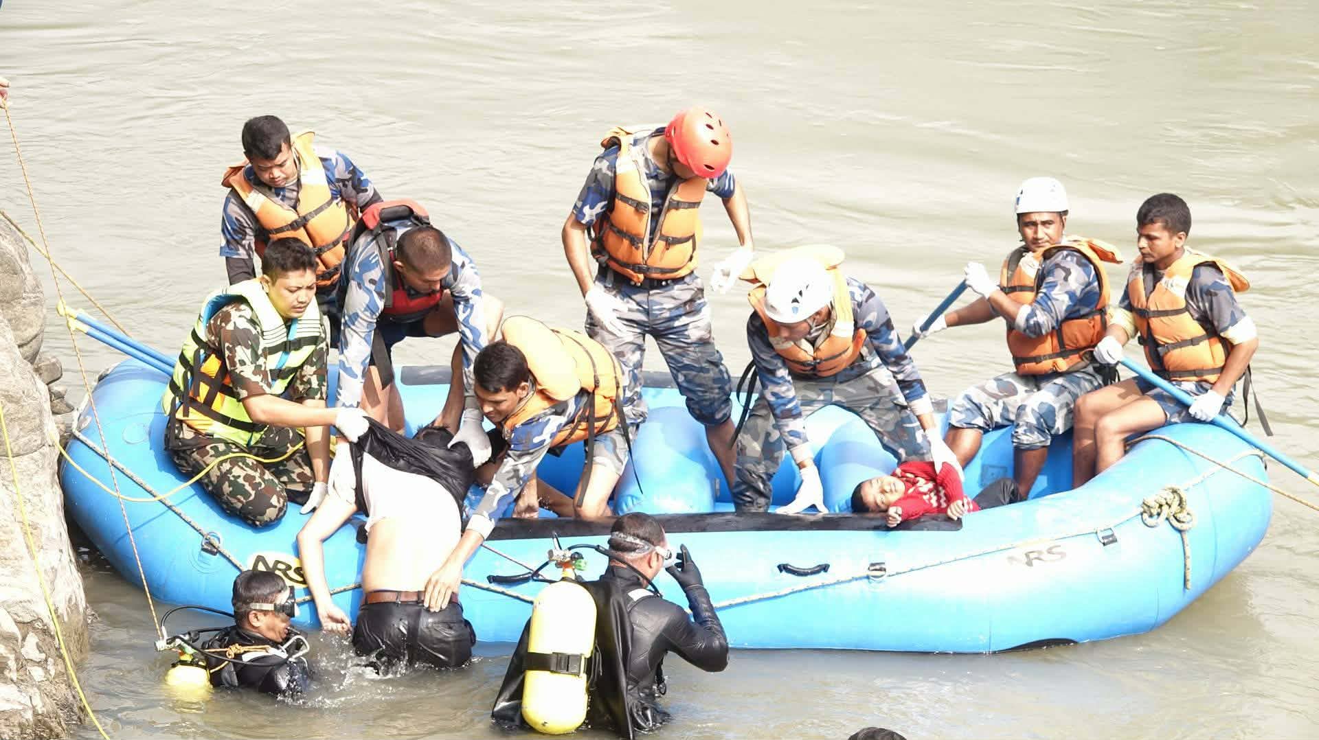 विपद्का बेला मानवीय उद्धारको नेतृत्व गर्दै सशस्त्र प्रहरी        