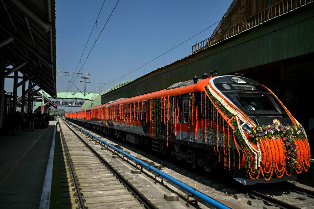 रणनीतिक रेलवे उद्घाटन गर्न भारतीय प्रधानमन्त्री मोदी काश्मीरमा