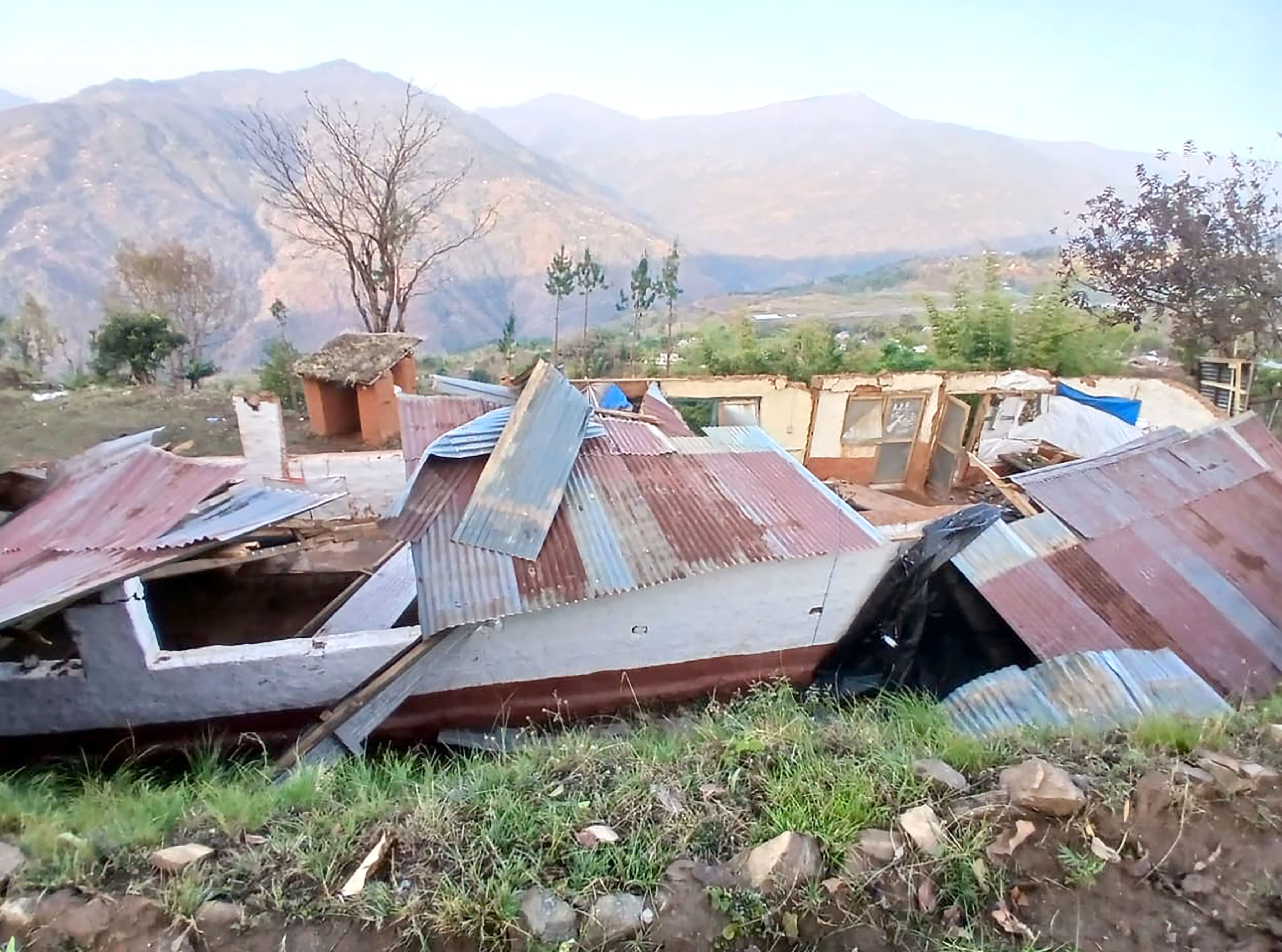 हावाहुरीले छाना उडाएपछि सशस्त्र प्रहरीलाई बस्न समस्या   