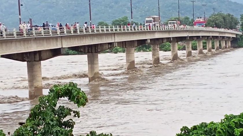 नारायणी नदीमा हामफालेका व्यक्तिको सकुशल उद्धार    