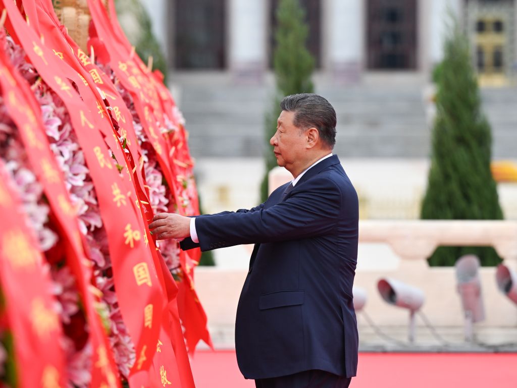 President Xi pays tribute to national heroes on Martyrs' Day