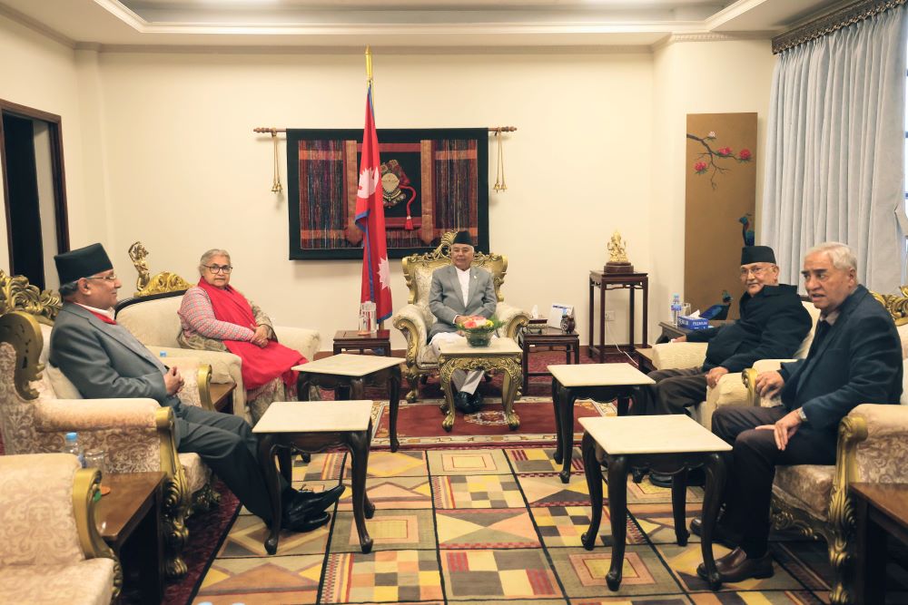 राष्ट्रपतिसँग प्रधानमन्त्रीसहित तीन दलका शीर्ष नेताको भेटवार्ता   