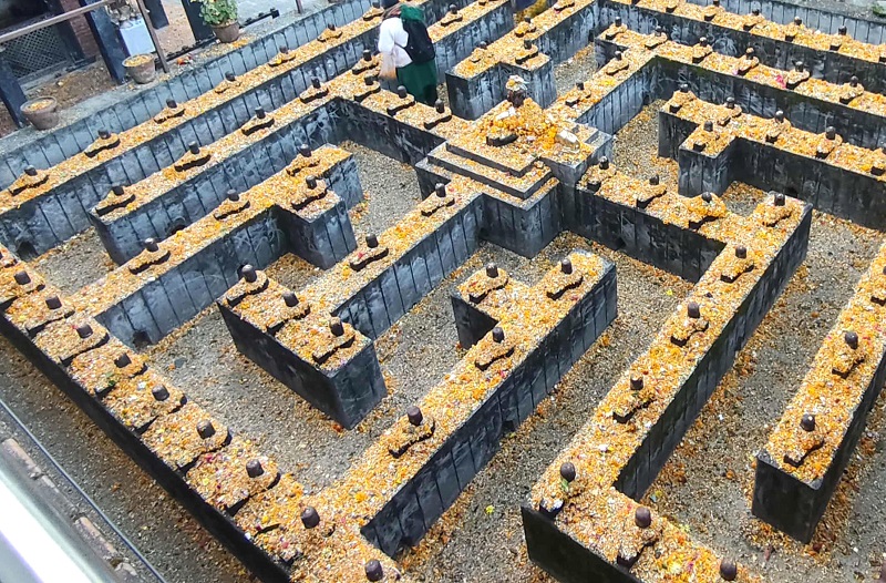 डोलेश्वरदेखि गोकुलधामसम्म पितृका नाममा महादीप बालेर रातभर जाग्राम बस्दै श्रद्धालु   