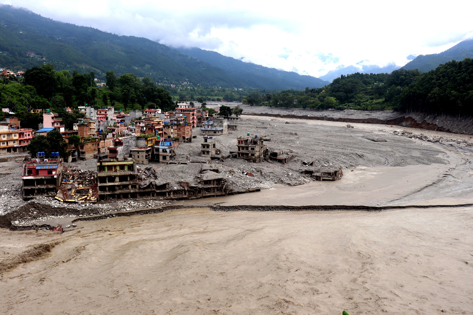 भोटेकोशी बाढीः अहिलेसम्म ३२४ जना विदेशी नागरिकको उद्धार, ५९० जना सम्पर्कविहीन   