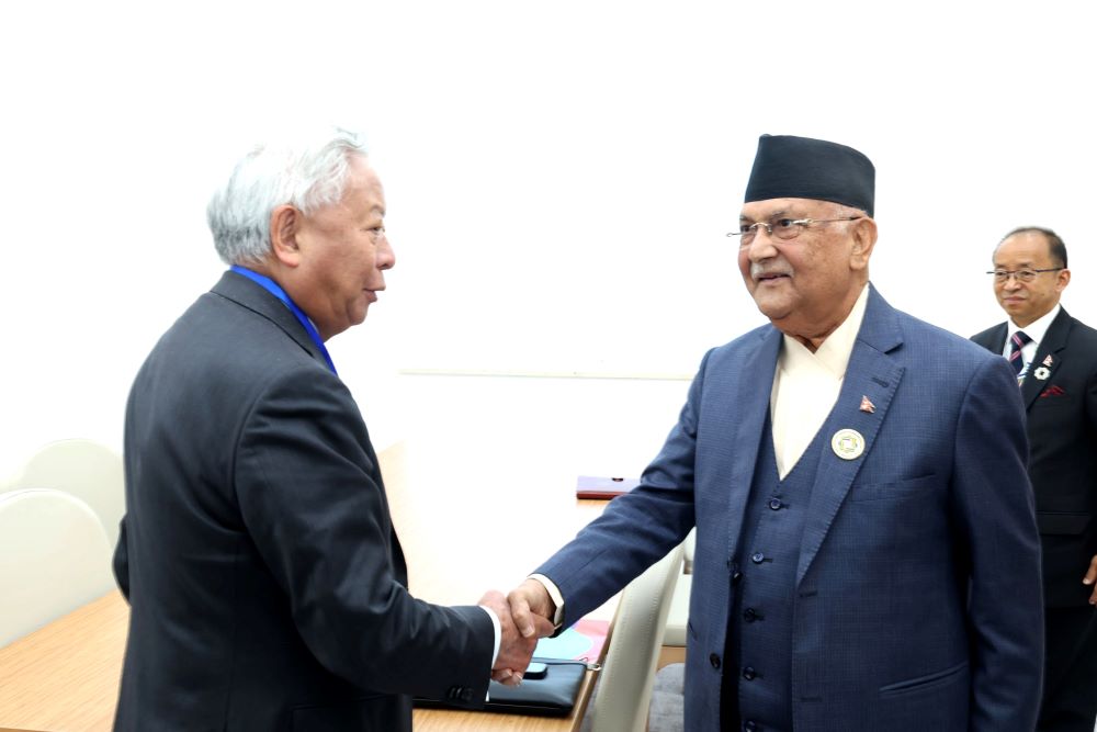 प्रधानमन्त्री ओलीसँग एसियन पूर्वाधार लगानी बैंकका अध्यक्ष लिम्बुननको शिष्टाचार भेट