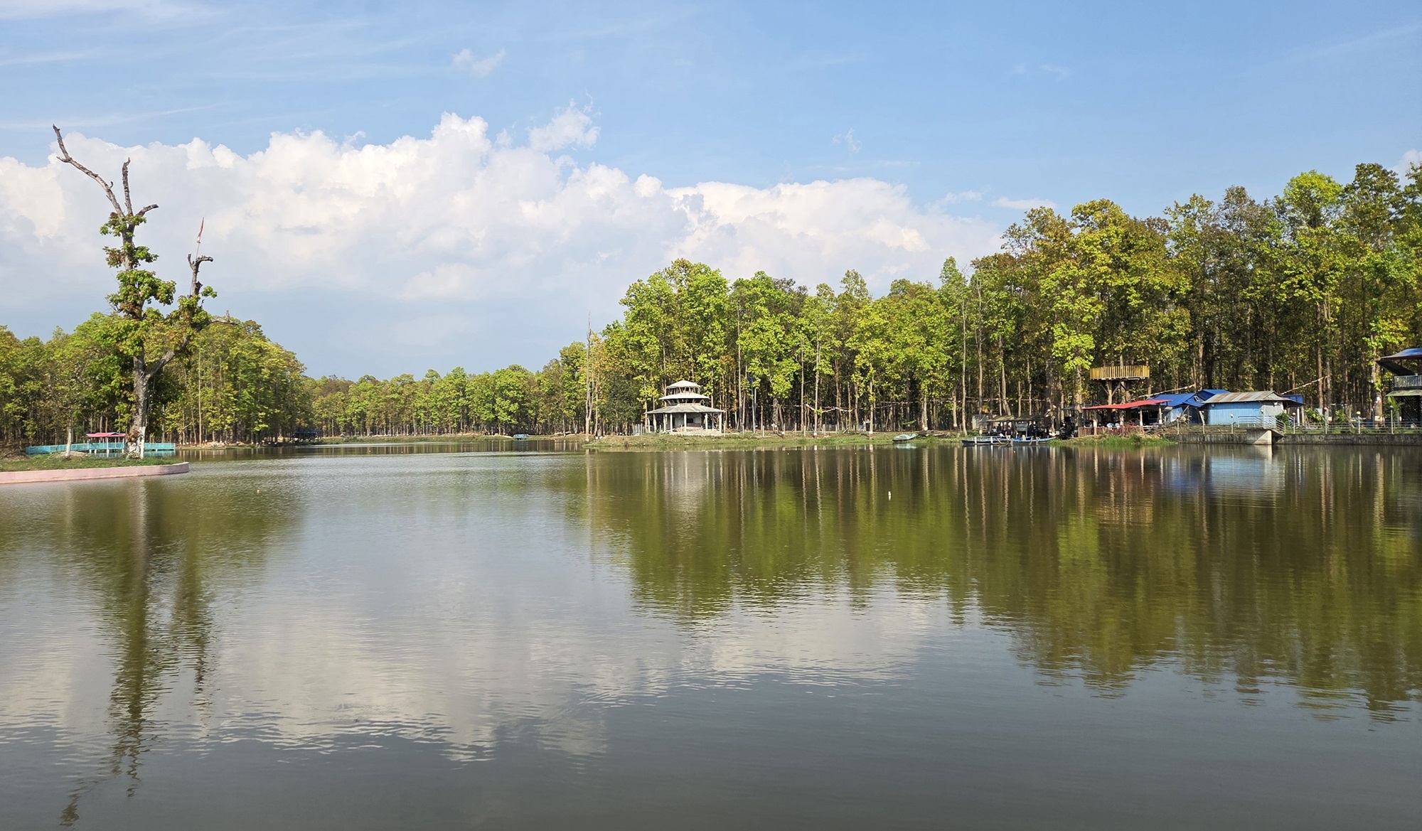 पर्यटकको रोजाइमा रास ताल   