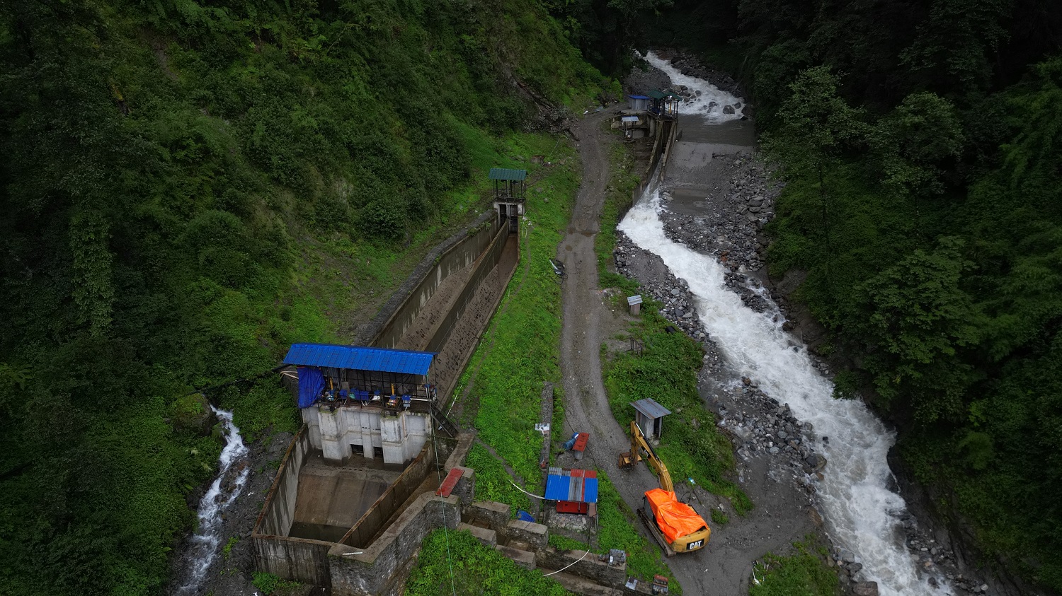 रेलेखोलाको बाँधमा बाढी, विद्युत् उत्पादन बन्द     