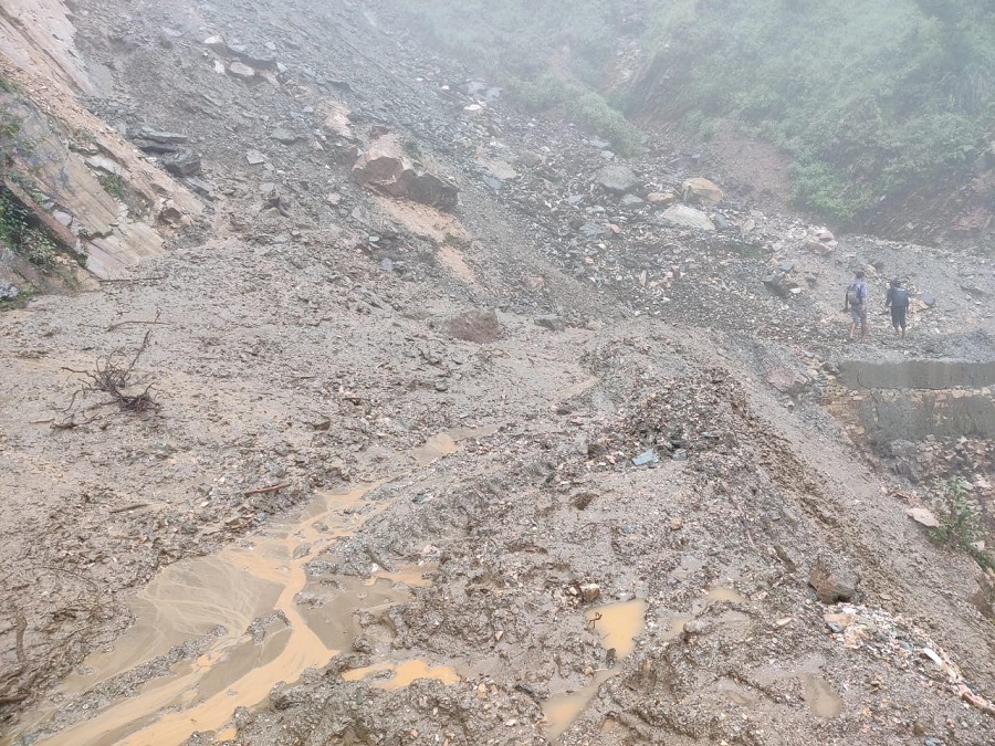 दार्चुला-गोकुेलेश्वर सडक : पहिराले तेर्छालेक रनेबास क्षेत्र अवरुद्ध   