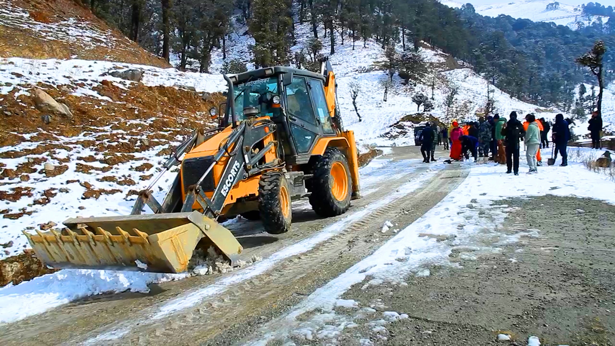 हिमपातले अवरुद्ध बनेको मध्यपहाडी लोकमार्ग सञ्चालन   