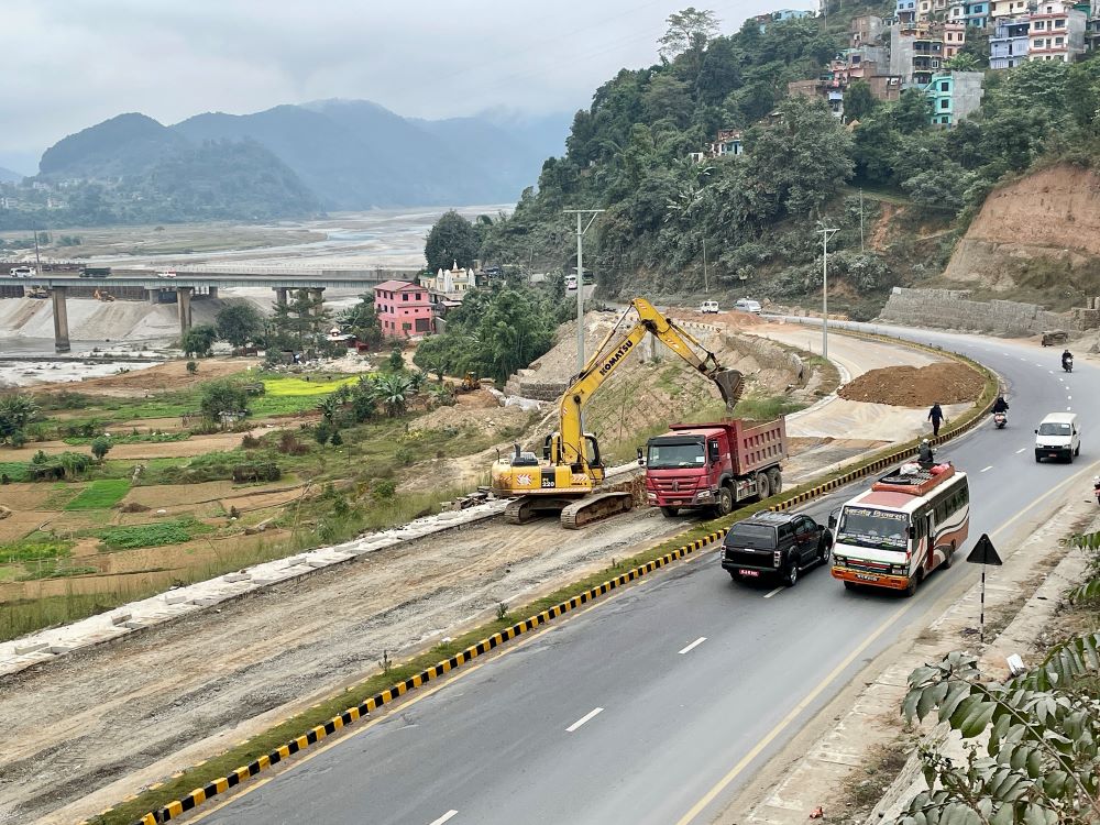 भासिएको चार महिनापछि मुग्लिन-पोखरा सडक मर्मत शुरू    
