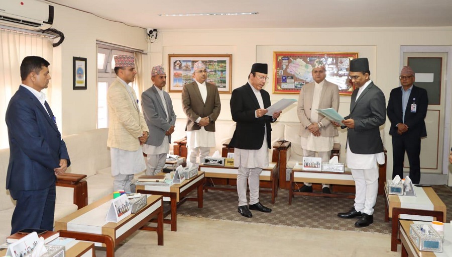 प्रधानन्यायाधीश राउतद्वारा नवनियुक्त गभर्नरमा डा. पौडेललाई शपथ