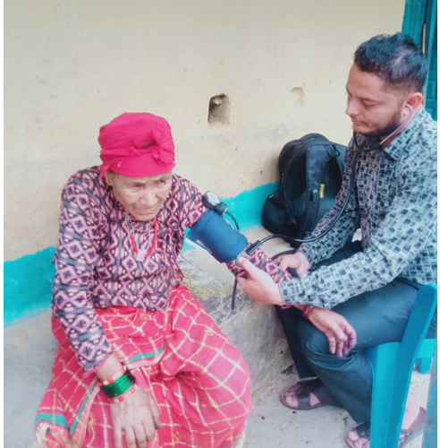 घरमै पुगेर ज्येष्ठ नागरिकको उपचार   