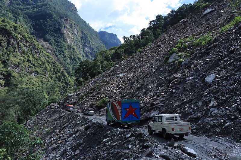 पहिराले बेनी-जोमसोम सडकमा यातायात सेवा प्रभावित