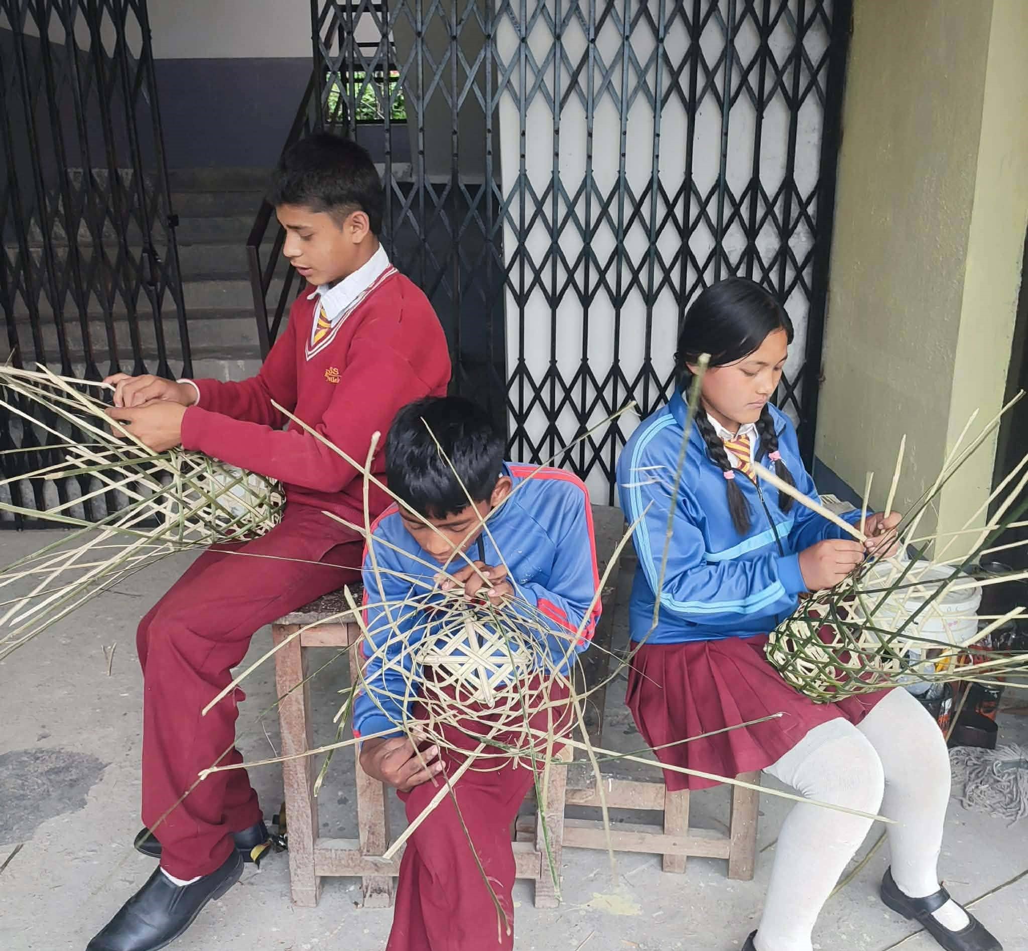 विद्यार्थीलाई चोयाको सामग्री बनाउने सीप प्रदान   