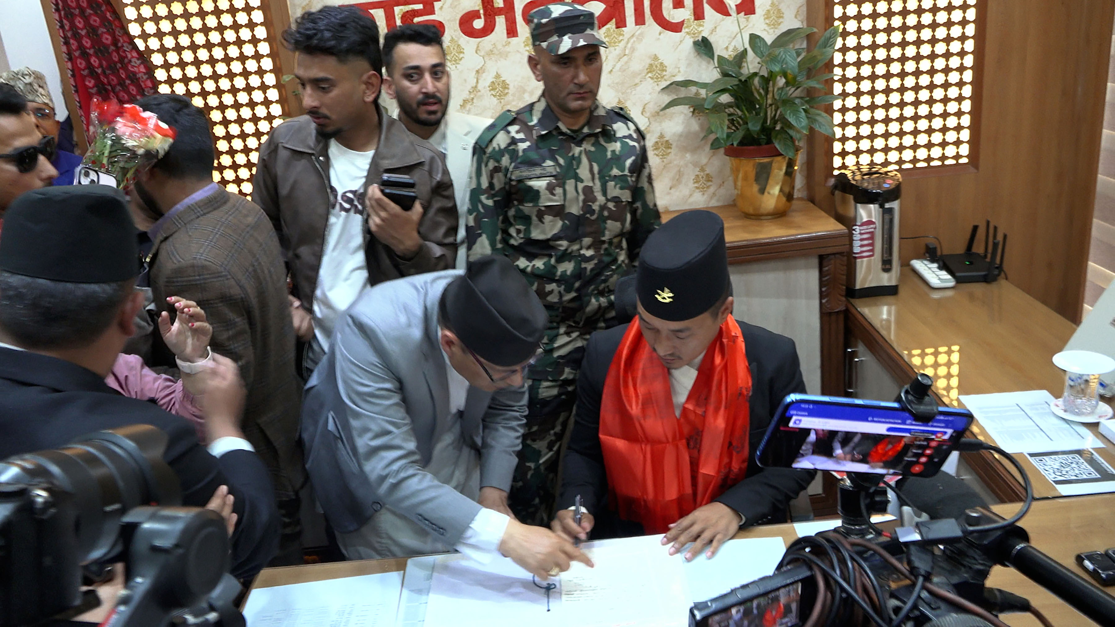 ओली र लेखकको पक्राउ प्रतिशोध होइन, न्यायको सुरुआत होः गृहमन्त्री गुरुङ   