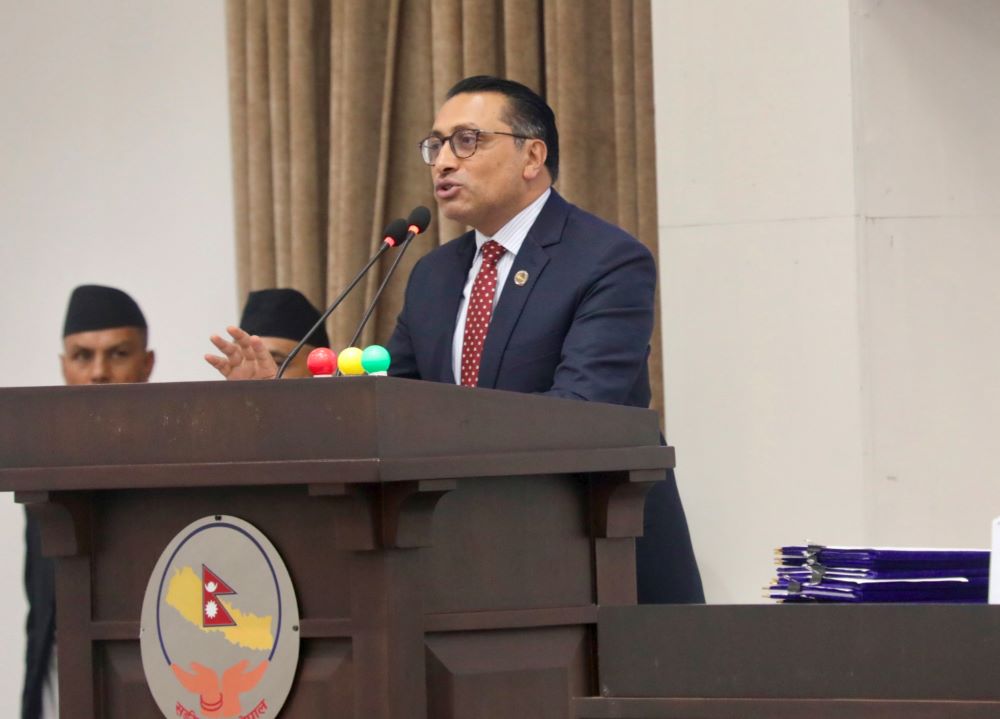 तल्लो तहका नागरिकलाई सघाउन शिक्षा र स्वास्थ्य कर :  अर्थमन्त्री डा. वाग्ले