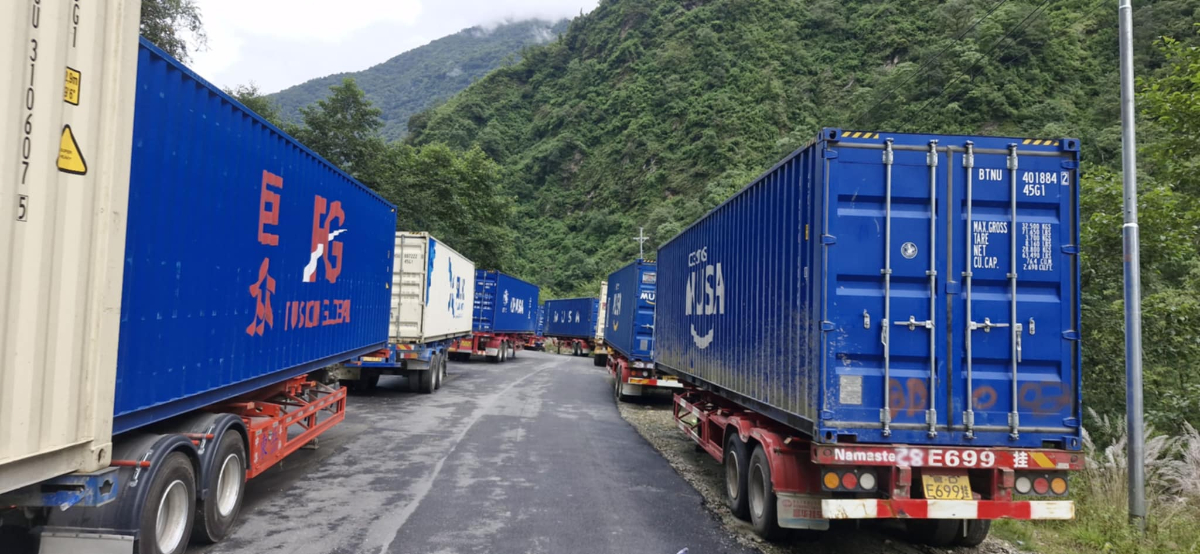 अवरुद्ध तातोपानी-कोदारी राजमार्ग खुलेसँगै भन्सार नाकाबाट सामान आयात शुरू       