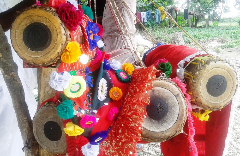 थारु समुदायको मादल बनाउने सीप ओझेलमा        