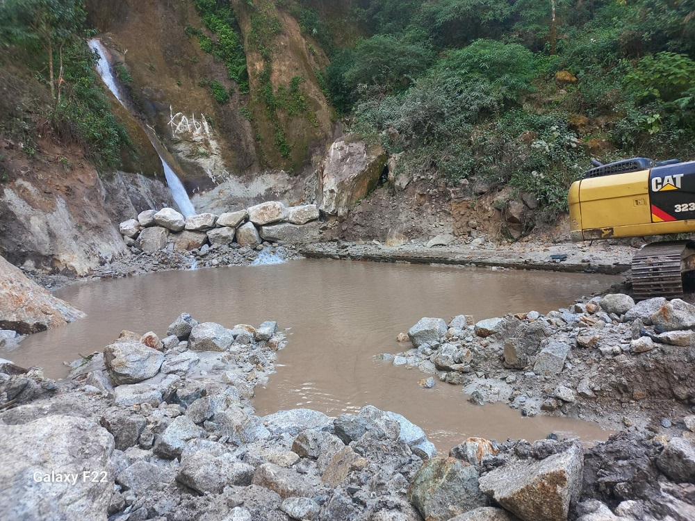 बाढीले क्षति पुर्याएको तीनतले झरनालाई पुरानै लयमा फर्काइँदै   