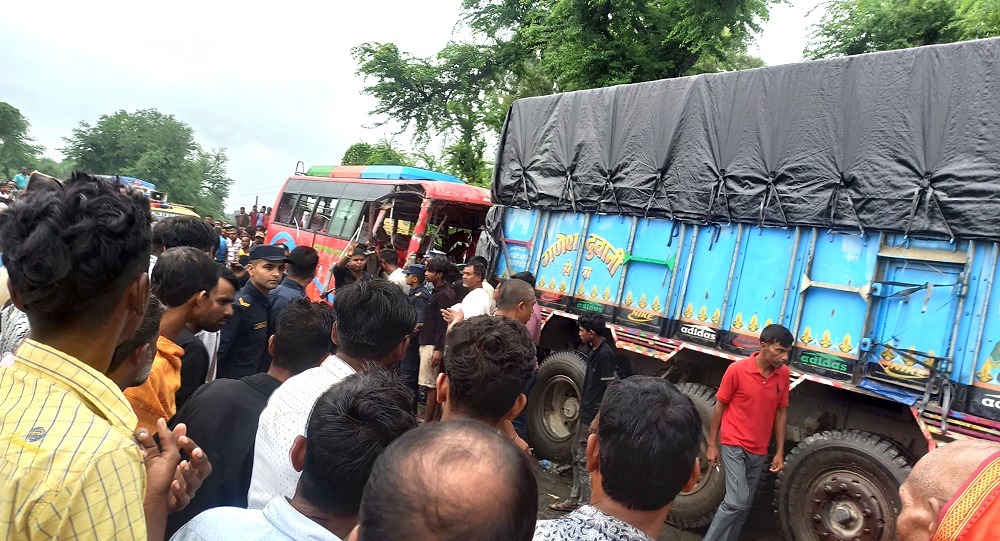 दुर्घटनामा दुई जनाको मृत्यु, २२ जना घाइते        