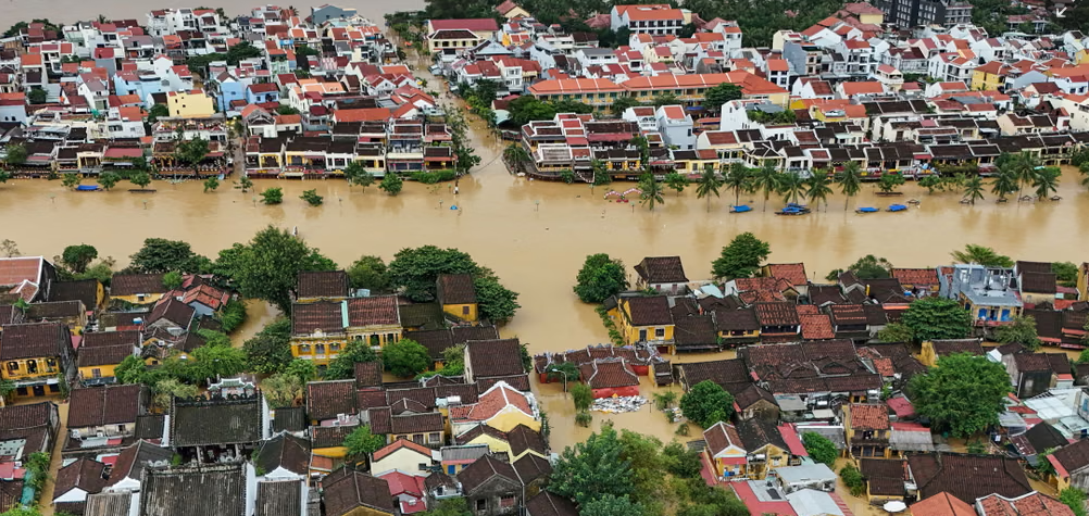 भियतनाममा भीषण बाढी, ३५ जनाको मृत्यु, हजारौँ घर डुबानमा        