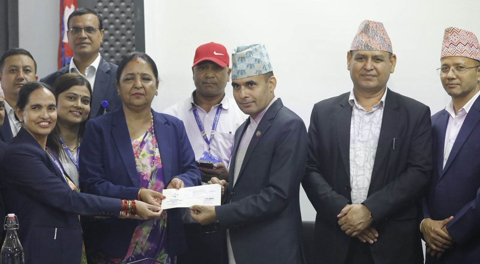 अब नागरिकले चाहेकै स्थानमा टेलिकमको सिमकार्ड, अनलाइन फारम भरेपछि हुलाकले घरघरमै पुर्‍याइदिने   