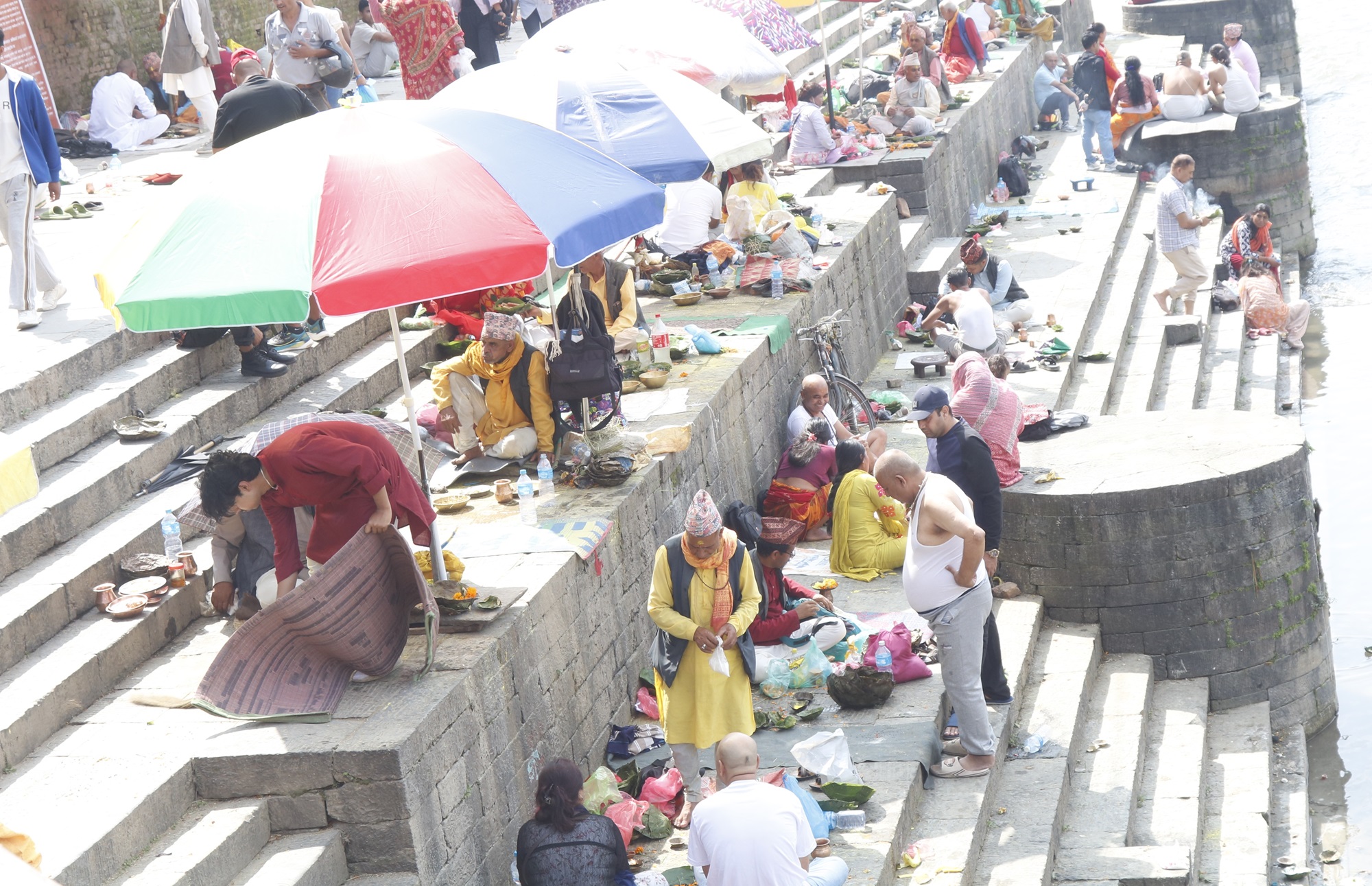 सोह्र श्राद्धको अन्तिम दिन पशुपतिमा श्राद्ध तथा पिण्डदान   