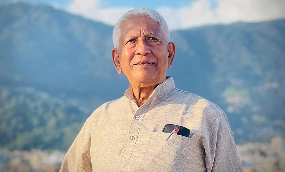 ज्येष्ठ सदस्य केसीले पद तथा गोपनीयताको शपथ लिनुहुँदै   