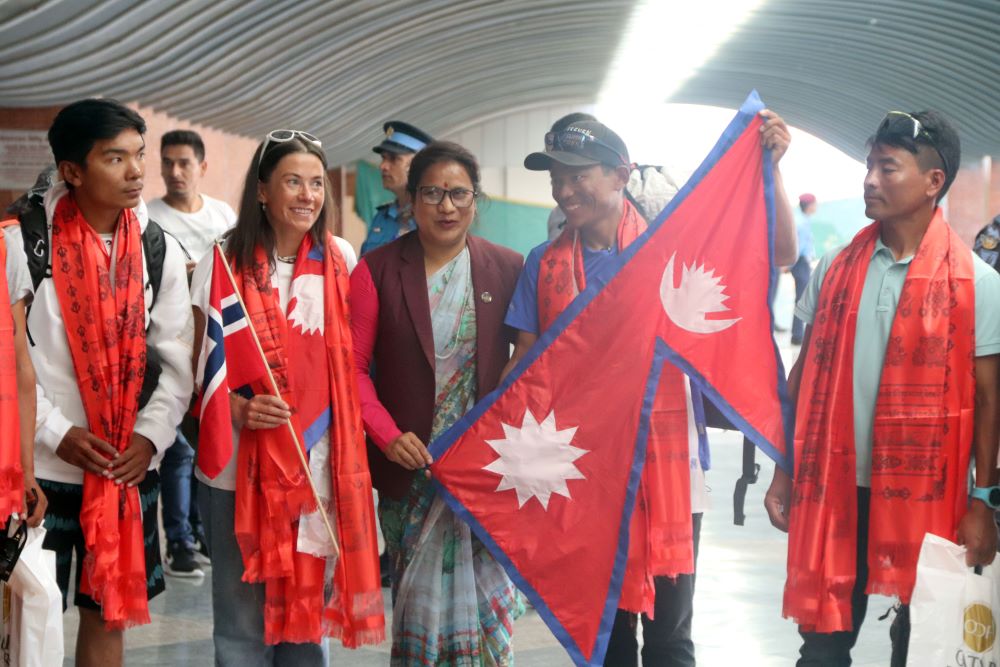 कीर्तिमानी पर्वतारोहीलाई विमानस्थलमा भव्य स्वागत   