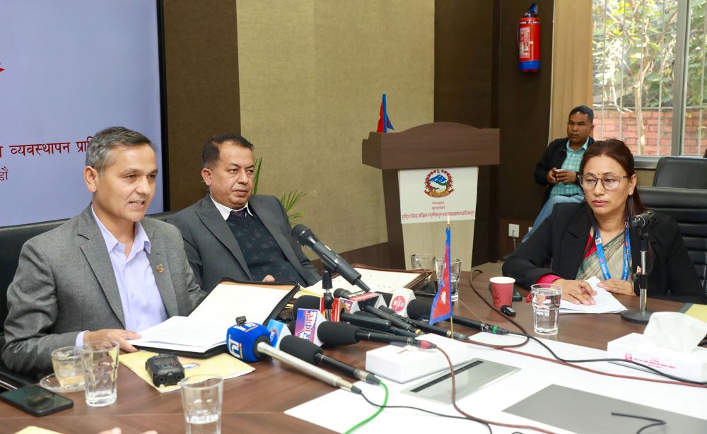 शीतलहर र हिमपातको जोखिम न्यूनीकरण गर्न पूर्वतयारीमा ध्यान दिन गृहमन्त्रीको निर्देशन    