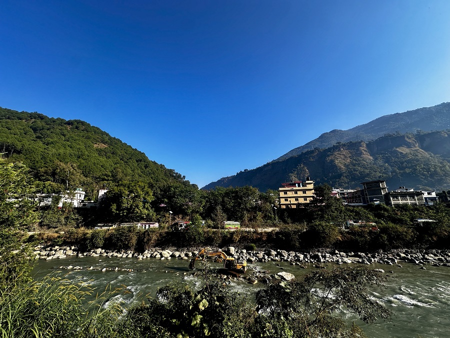 म्याग्दी नदीमा पानीको सतह घटेपछि पर्खाल निर्माण सुरु   