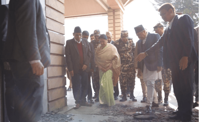 पूर्वराष्ट्रपति भण्डारीद्वारा क्षतिग्रस्त संसद् भवनको अवलोकन    