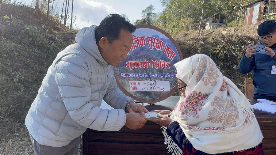 दुर्गम क्षेत्रका ज्येष्ठ नागरिकको घरदैलोमै भत्तासँगै न्यानो कपडा   