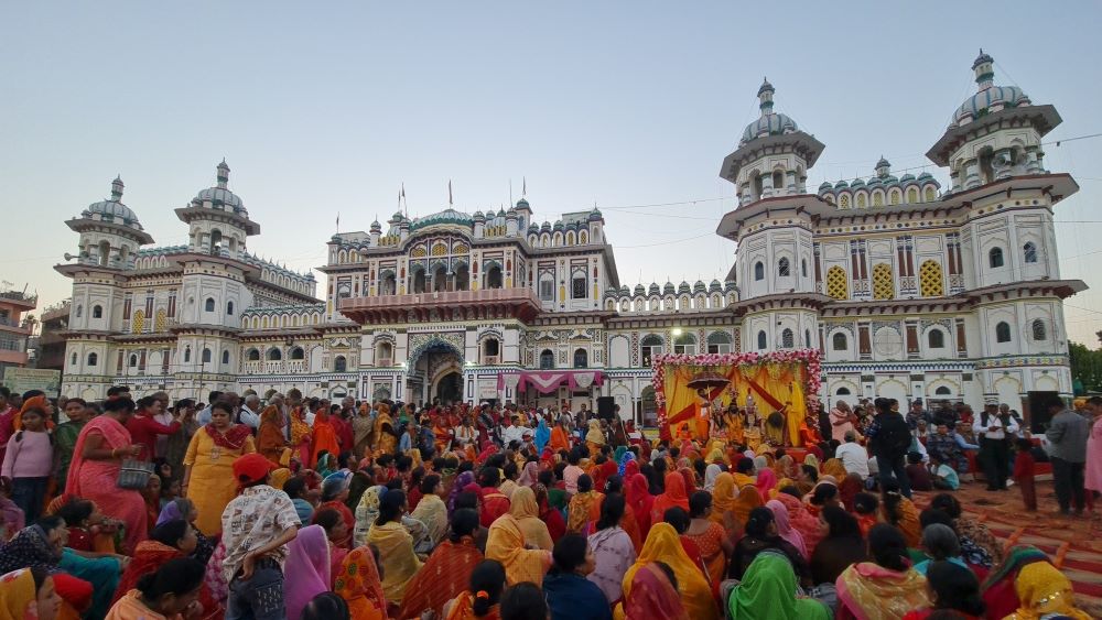 जहाँ भगवान् रामसँग गरिन्छ हास-परिहास        