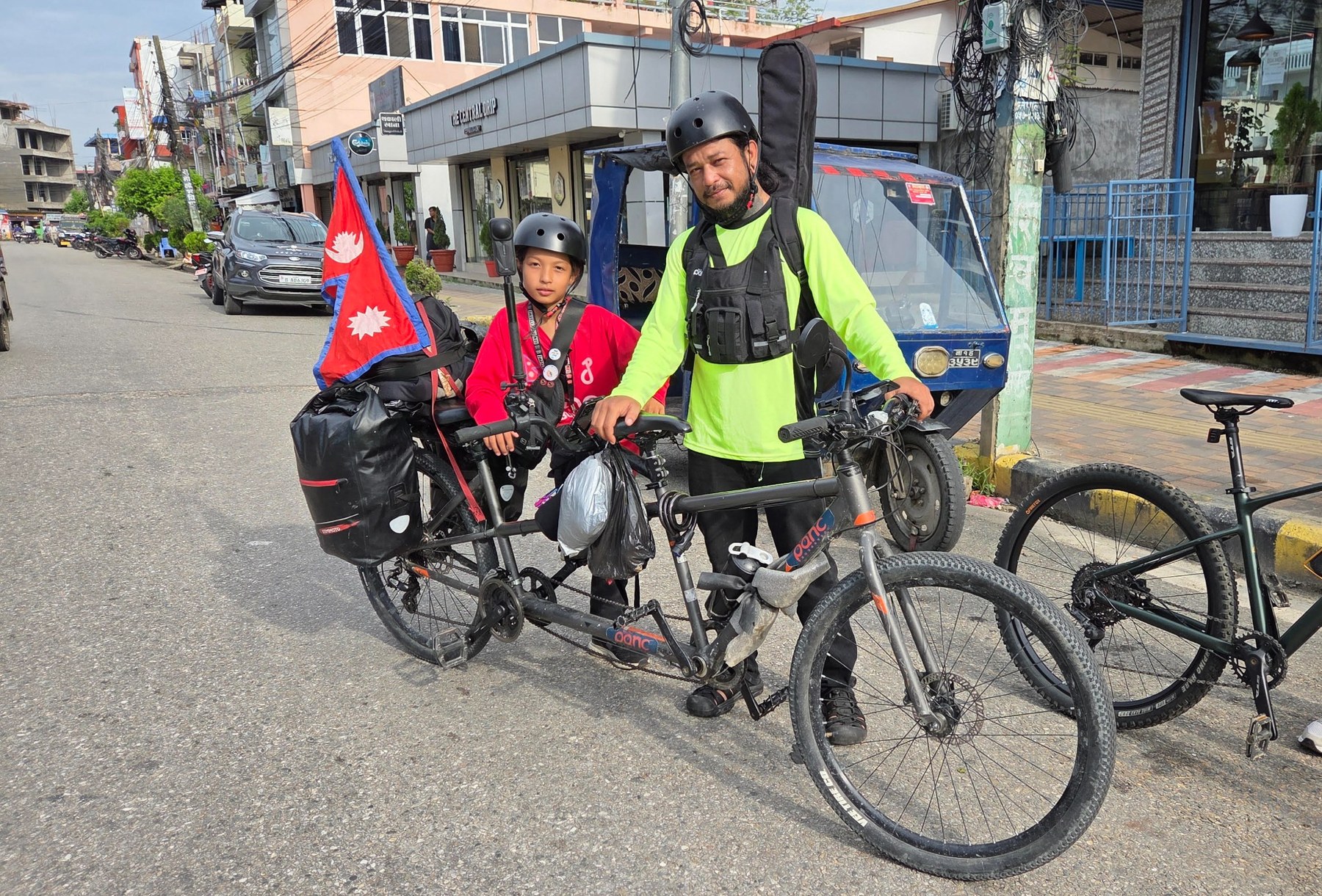 दश वर्षीय छोरासँगै साइमनको मेची-महाकाली साइकल यात्रा