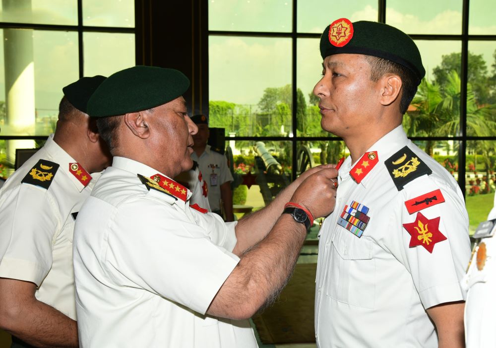 दर्ज्यानी चिह्न प्रदान    