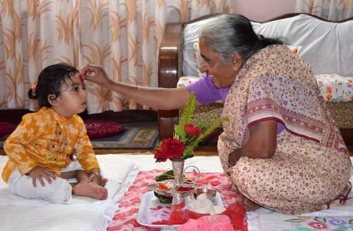बडादसैँको टीका आज पनि जारी, आफन्त र मान्यजनकहाँ जानेको चहलपहल