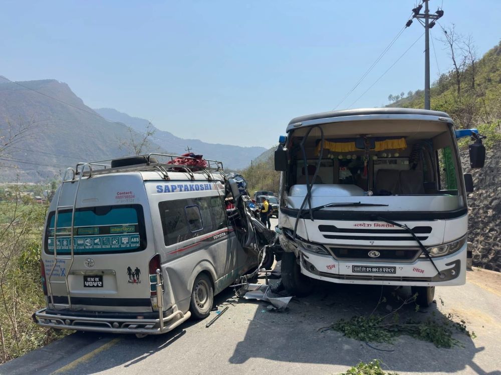 माइक्रोबस र बस एकापसमा ठोक्किँदा १० जना घाइते    