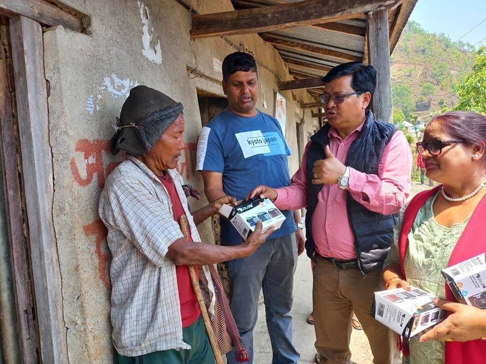 विपन्न समुदायलाई रेडियो वितरण   