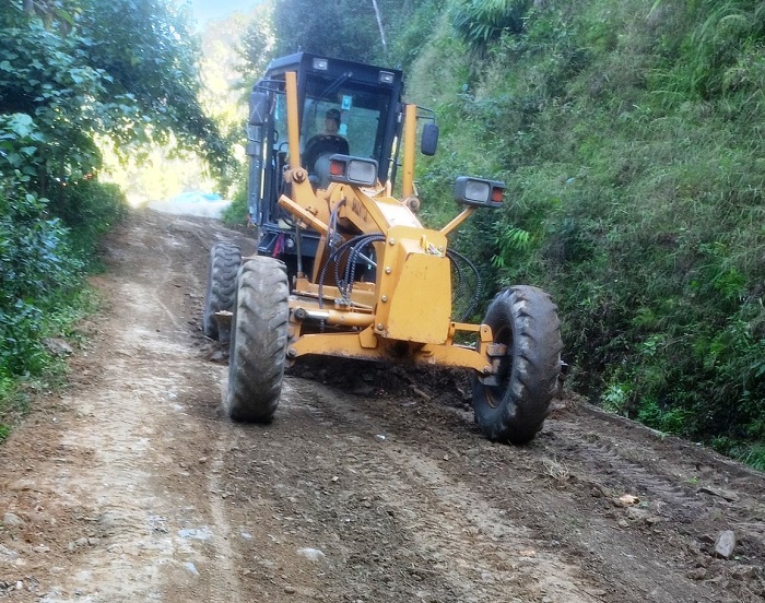 पाँच वर्षमा छ पटक ठेक्का म्याद थपपछि कालोपत्र गरिँदै   